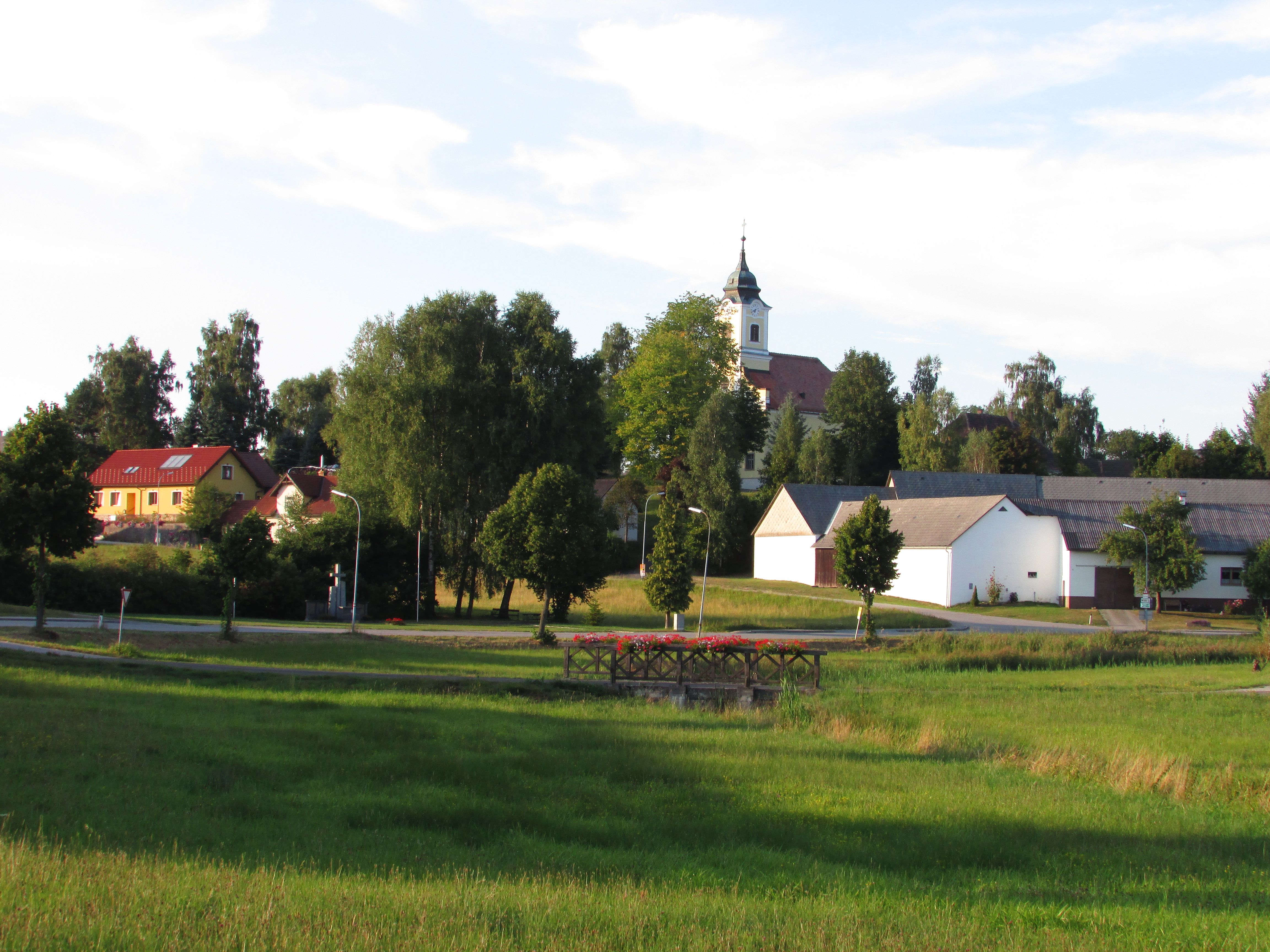 Vidéki jelenet templommal és házakkal Haugschlagban.