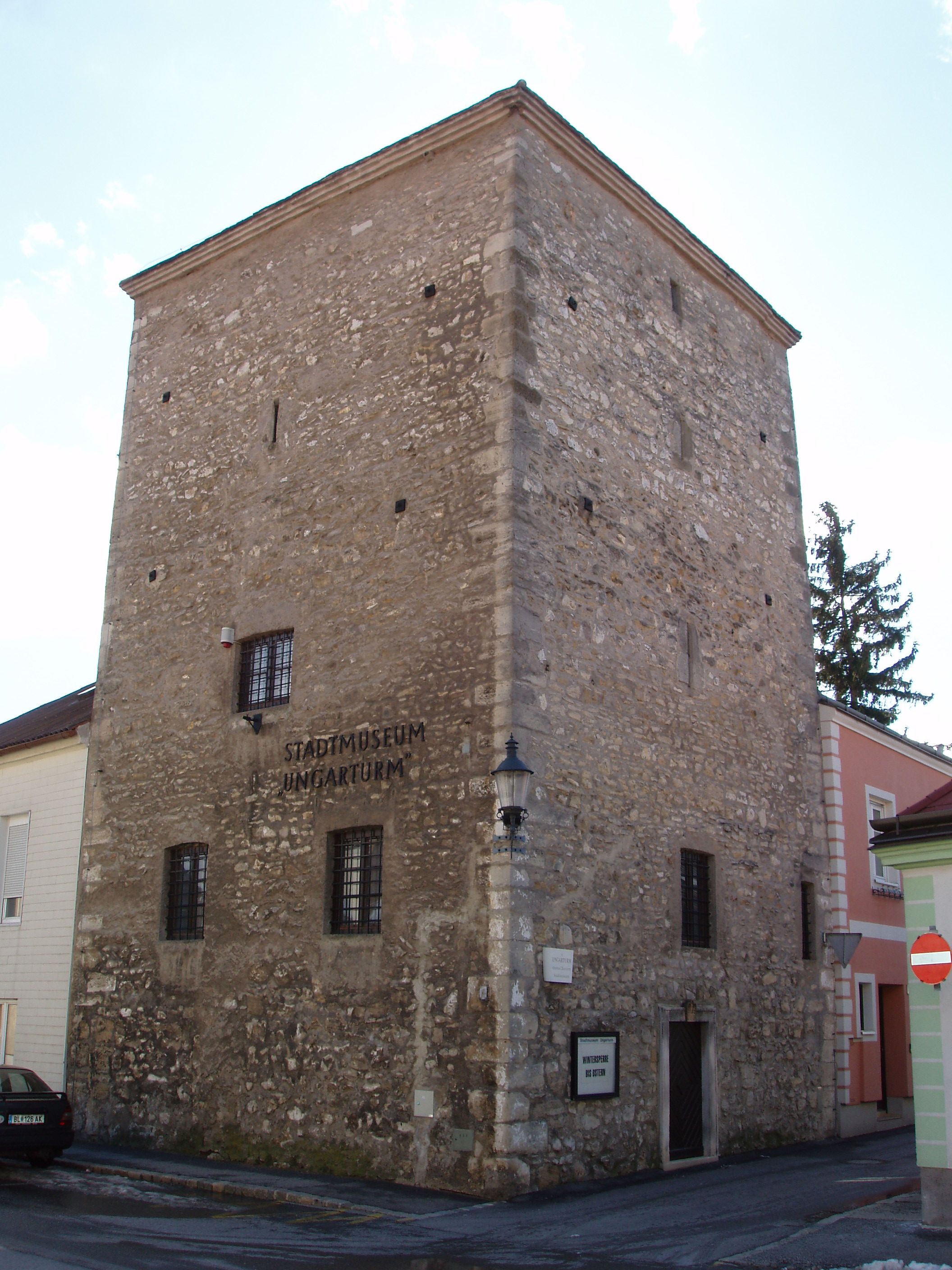 A Bruck an der Leitha-i Ungarturm, egy történelmi kőépület kis ablakokkal, a városi múzeumnak ad otthont.