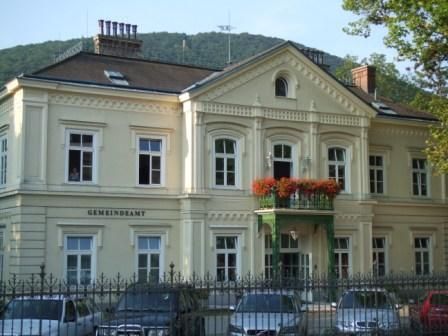 Történelmi épület erkéllyel és virágokkal Hinterbrühlben.