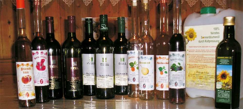 Különböző üvegek borok és likőrök egy asztalon.