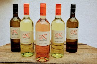 Öt palack bor a Krell pincészetből egy faasztalon.