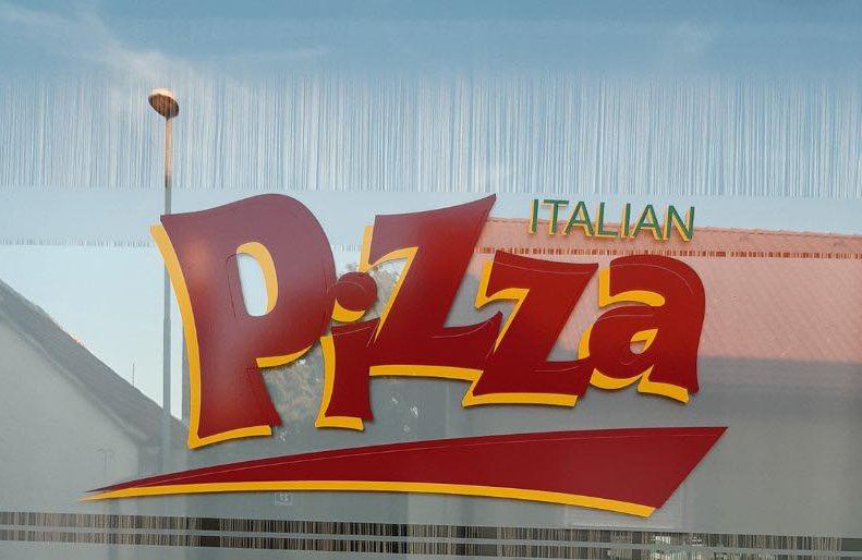 Ablaküveg, nagy betűkkel, piros és sárga színű "Italian Pizza" felirattal.