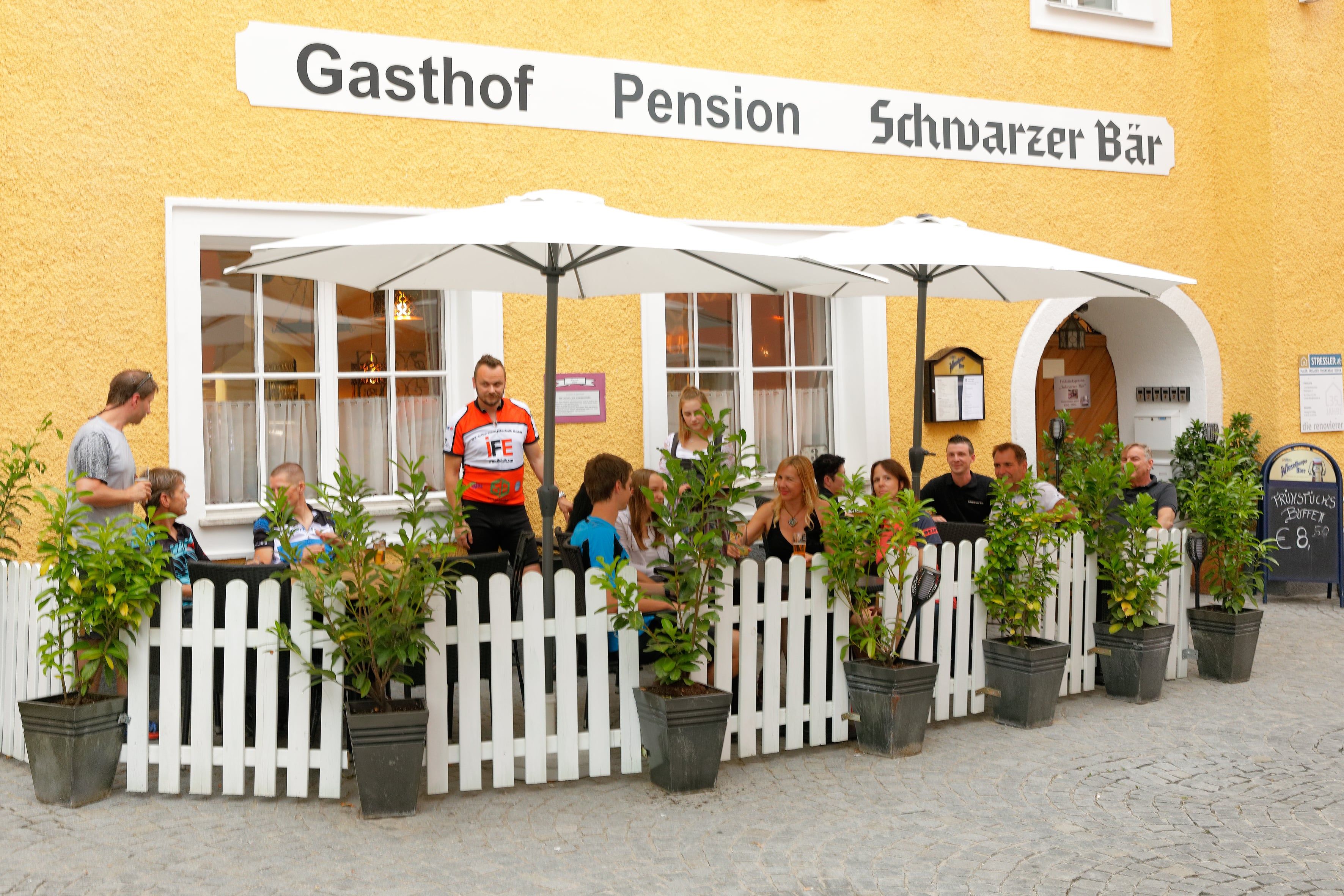 Nyáron a Schwarzer Bär kertjében gyakran nagy a nyüzsgés.