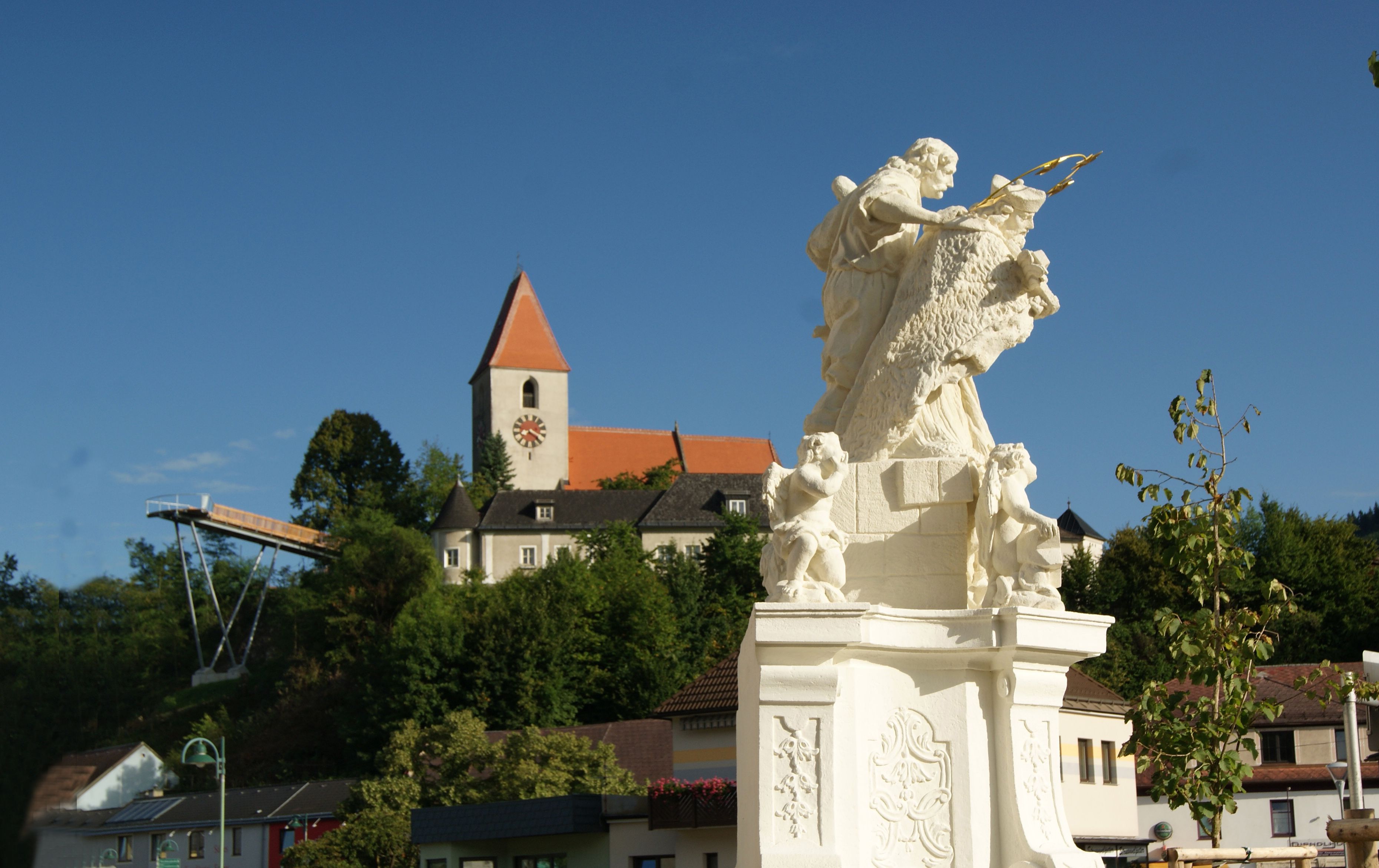 Szobor a templom előtt Kirchberg an der Pielachban.