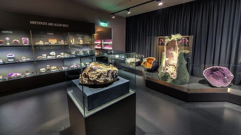 Egy lenyűgöző, csillogó ametisztekkel teli teremben a természet szépsége a legtisztább formában bontakozik ki. A szikrázó kristályok a lila különböző árnyalataiban ragyognak, és arra invitálják a látogatókat, hogy fedezzék fel az ásványvilág csodáit. A nyugalom és az inspiráció helye, amely elvarázsolja az érzékeket.