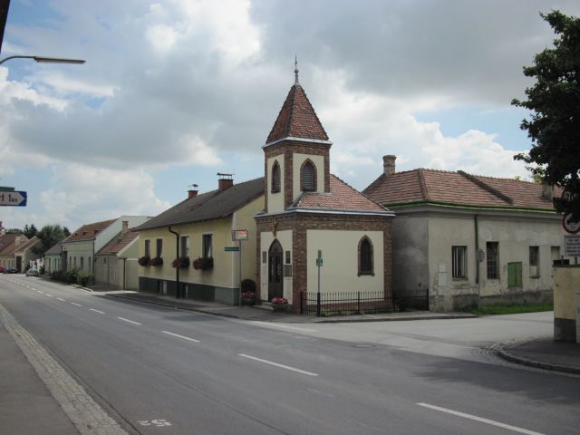 Lanzendorfi utca templommal és lakóépületekkel.