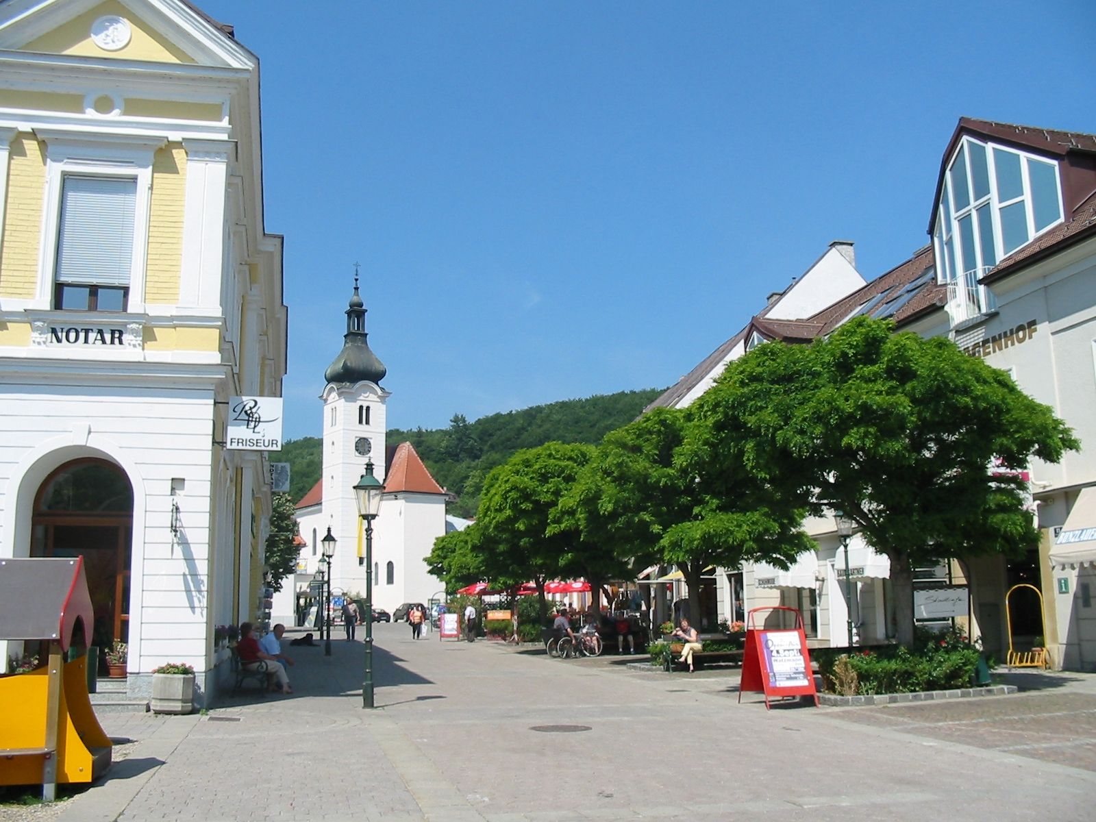 Purkersdorf főtere templommal és üzletekkel.