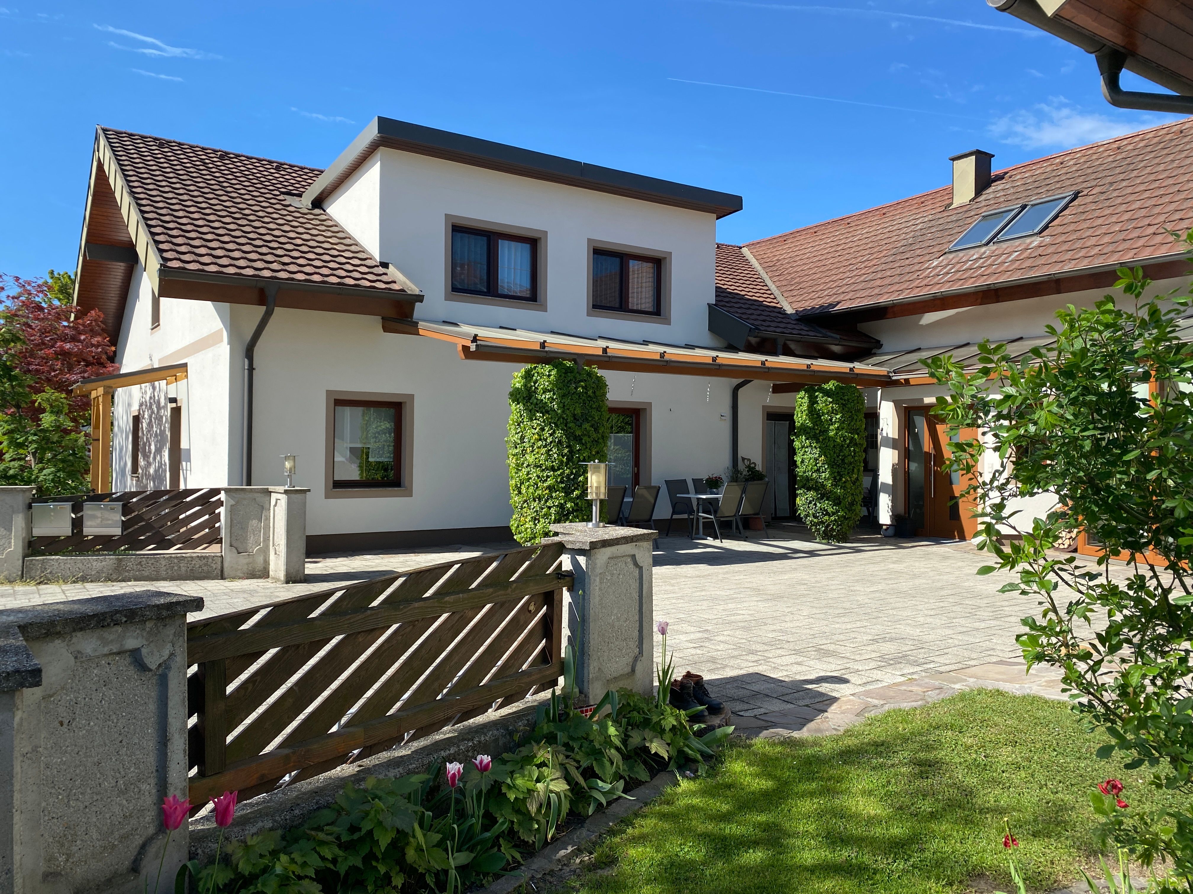 Vendégterasz a Leeb szobák és apartmanok udvarán