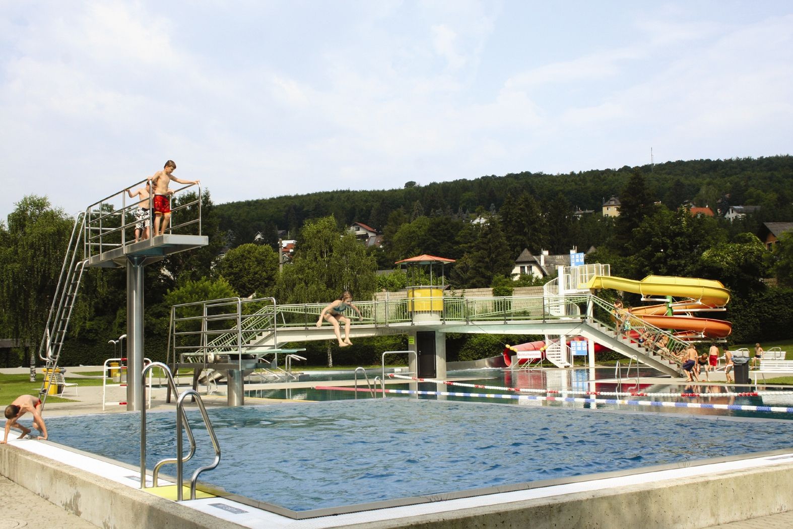 A purkersdorfi Wienerwaldbad úszómedencével, ugrótoronnyal és csúszdákkal.