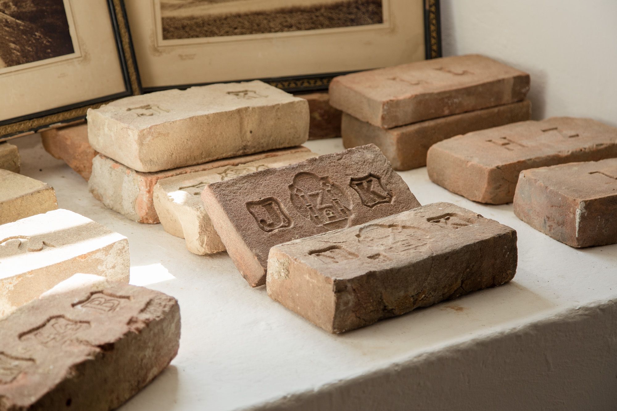 Történelmi téglák domborművekkel a zistersdorfi városi múzeumban.