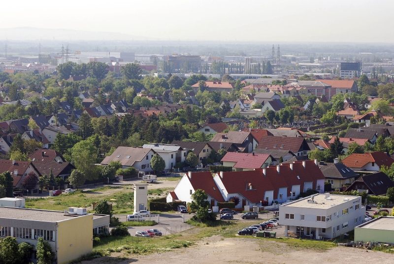 Wiener Neudorf légifelvétele lakó- és ipari épületekkel a háttérben.