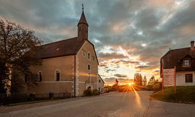 A Szent Korona am Wechsel zarándoktemplom naplementekor.