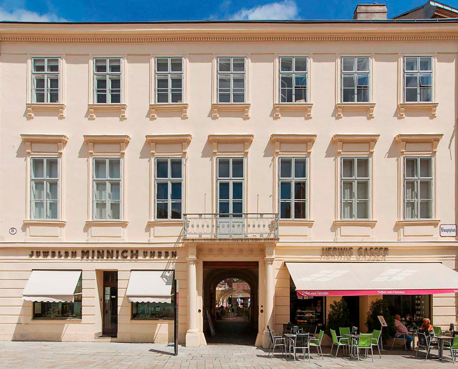 Történelmi épület üzletekkel és kávézóval Badenben.