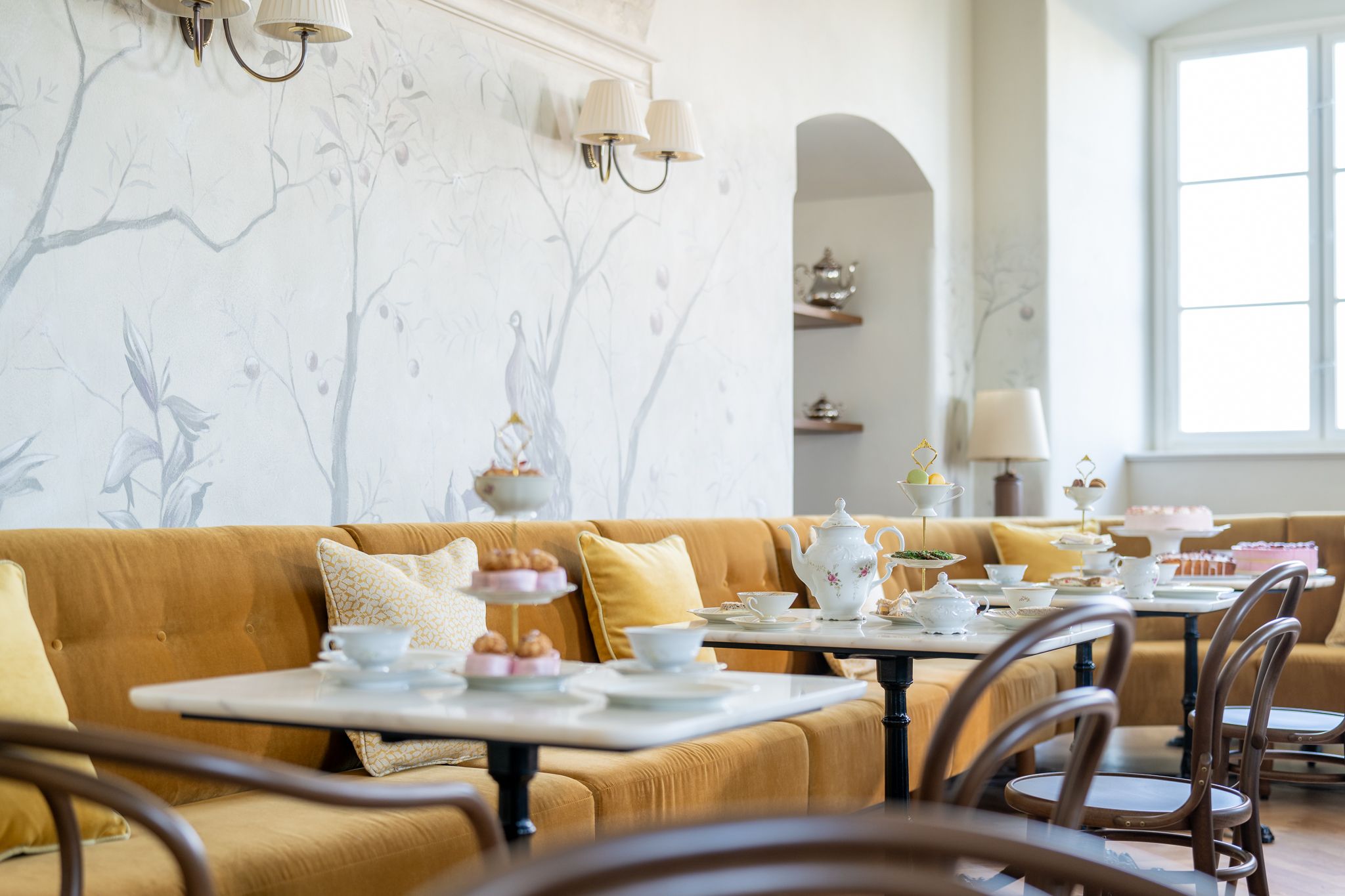 Café Arkadenhof, Schloss Hof, sárga padok, asztalok és székek