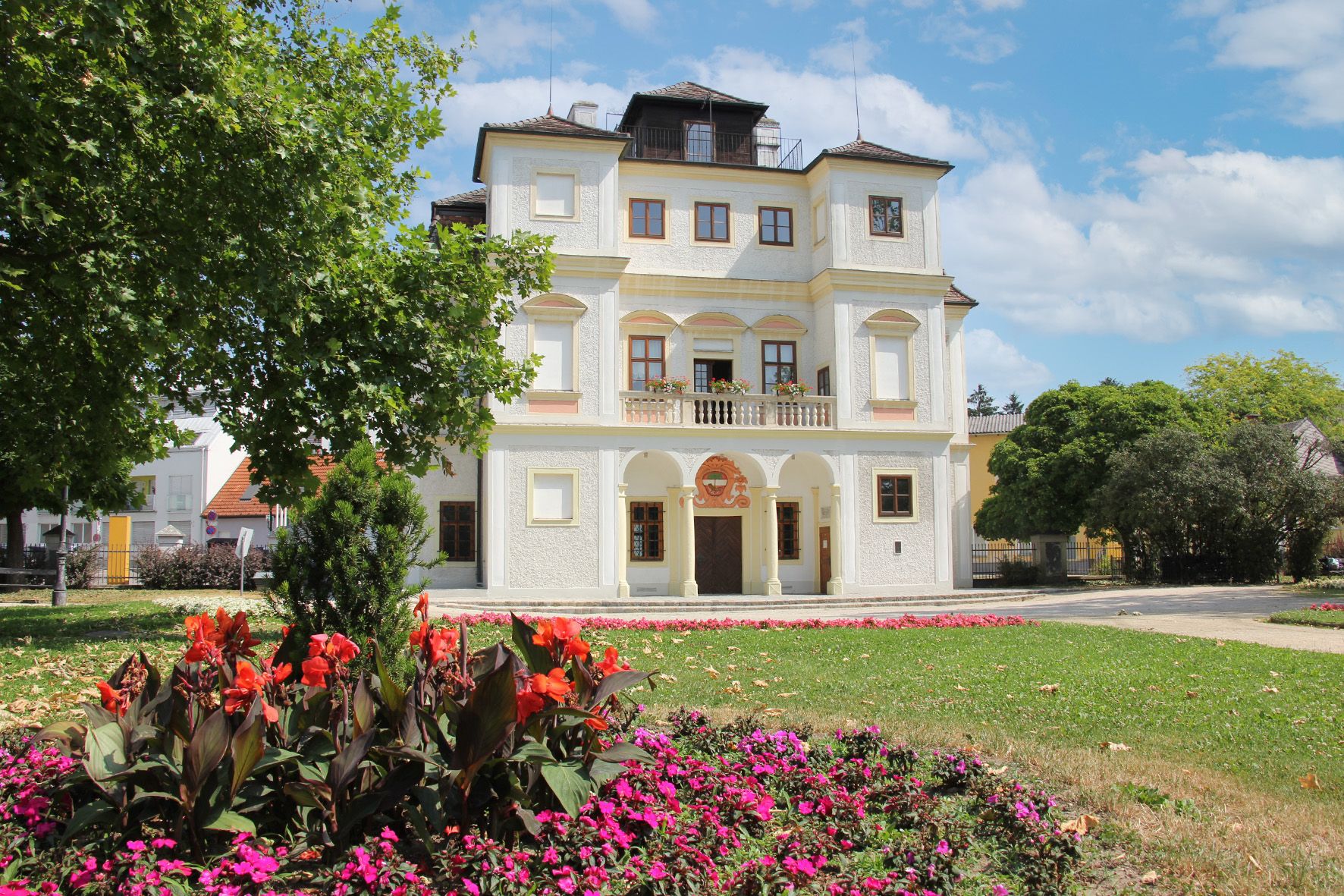 A stockeraui Belvedereschlössl virágzó virágokkal az előtérben.