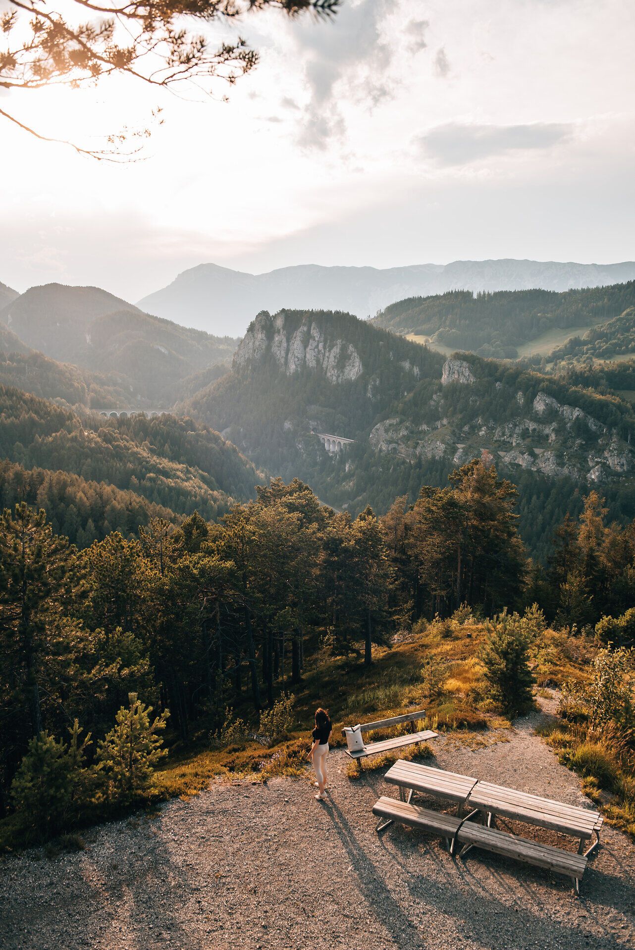 Die sanften Hügel und majestätischen Berge laden zu unvergesslichen Wanderungen ein. In der warmen Sommerluft blühen die bunten Wildblumen und die Aussicht auf die umliegenden Täler ist einfach atemberaubend. Hier findet jeder Naturfreund sein persönliches Paradies der Blicke.