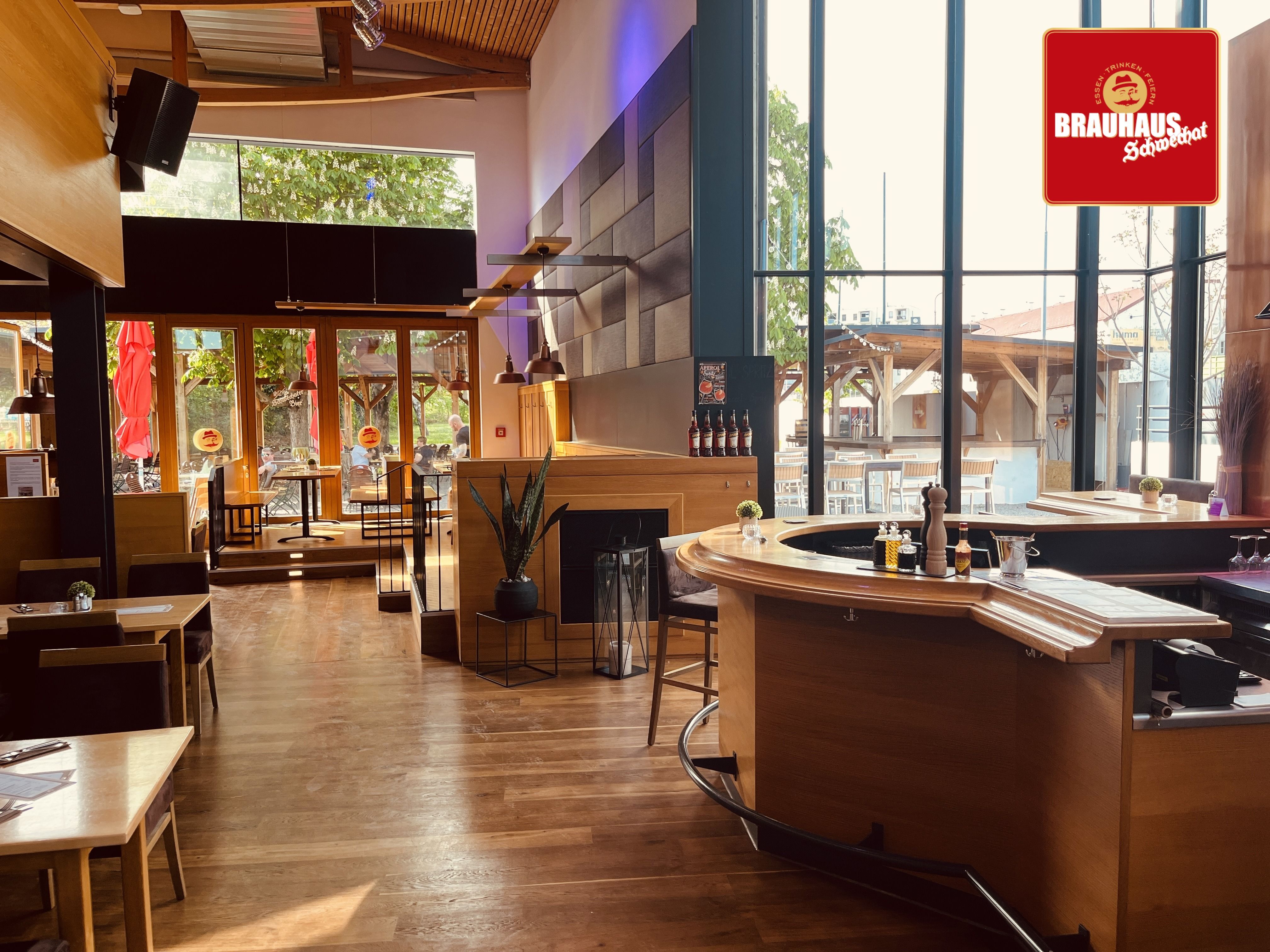 Egy modern sörfőzde belső nézete, fa bútorokkal és nagy ablakokkal.