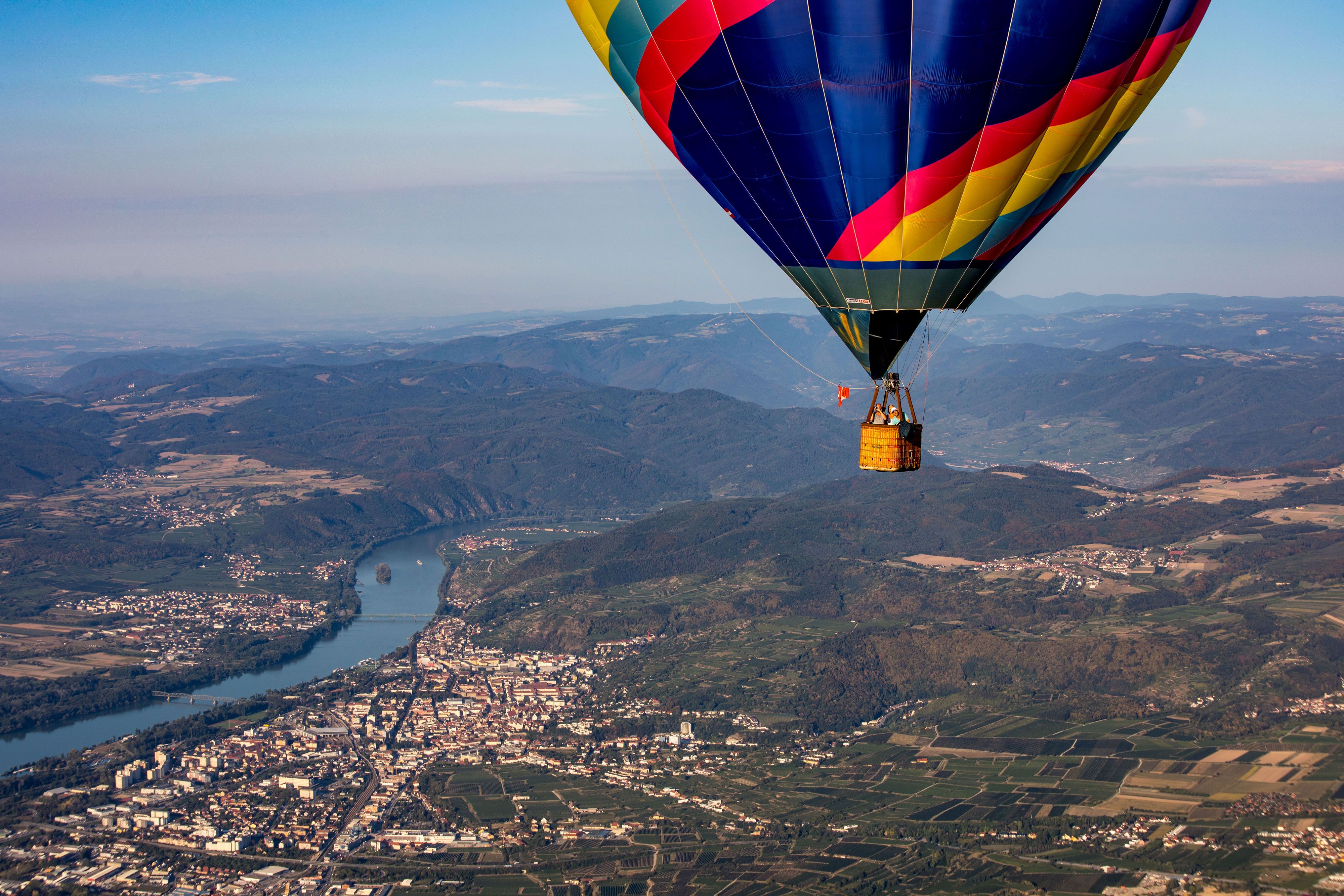 Hőlégballon a Wachau felett, kilátással a Dunára és a környező vidékre.