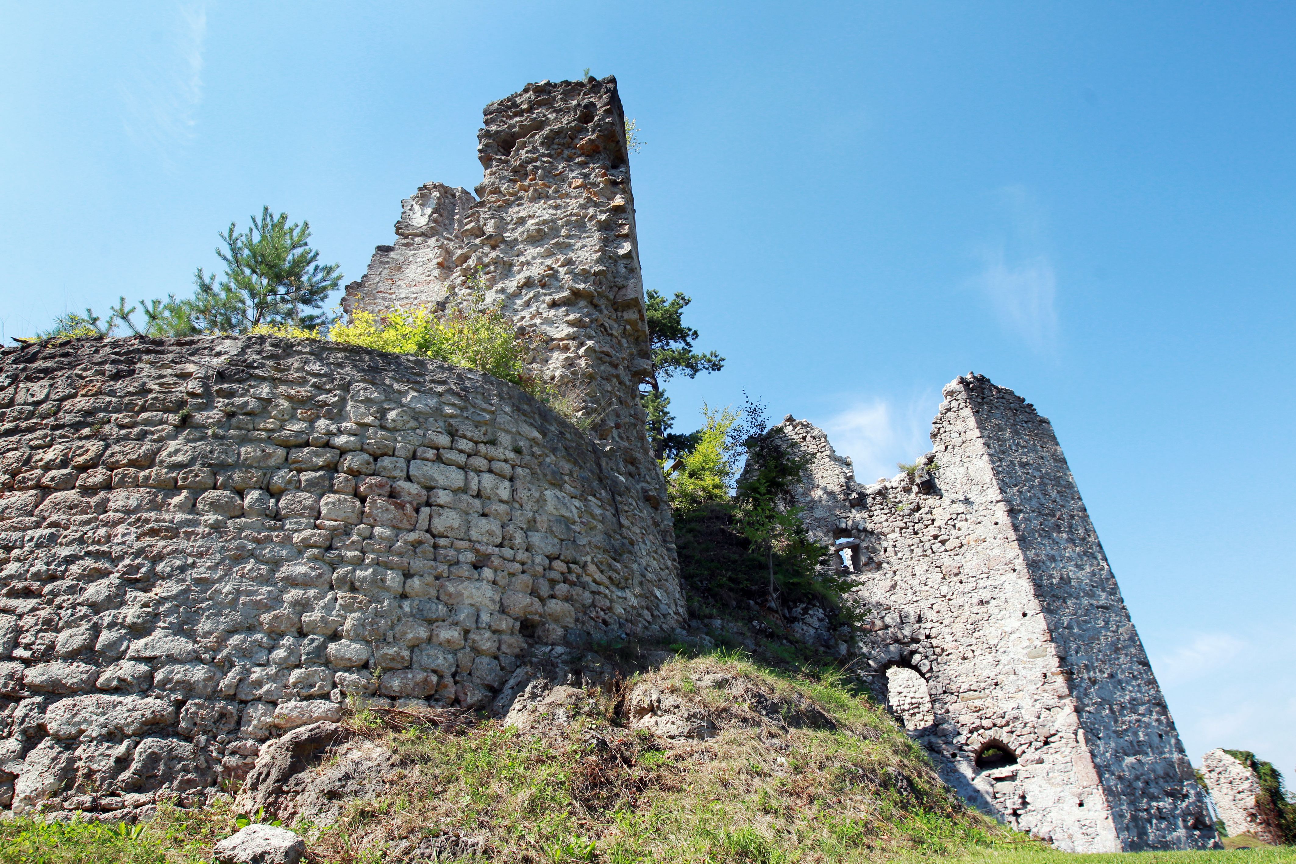 A Rabenstein vár romjai a kék éggel a háttérben.