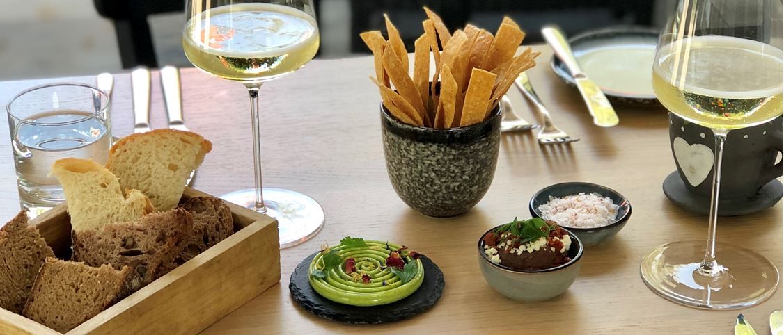 Tálalt ételek egy étteremben; mediterrán stílusú konyha friss alapanyagokkal, vonzó kiszerelésben.