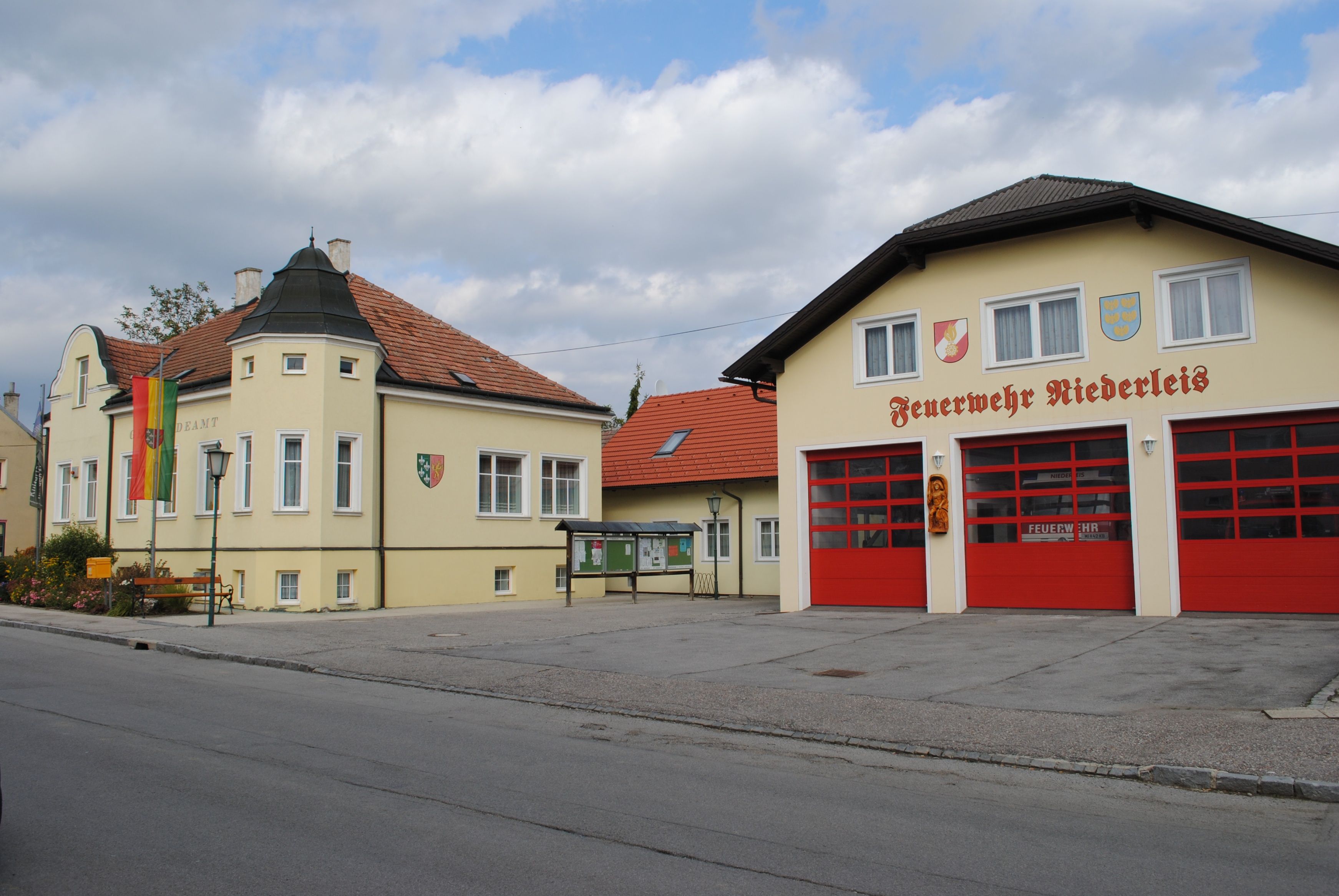Önkormányzati hivatal és tűzoltóság Niederleisben, Ausztria.
