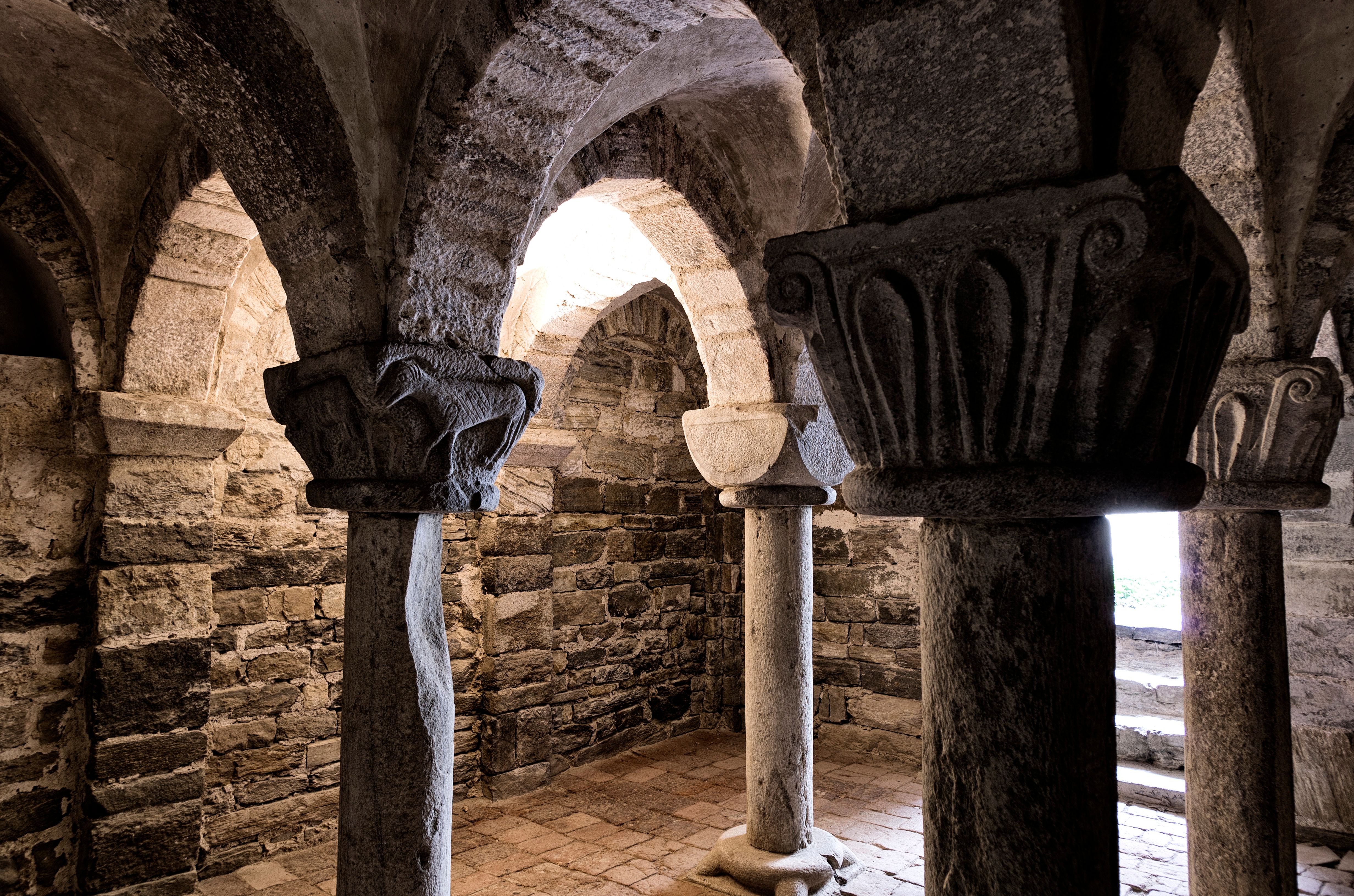 Régi kőoszlopok egy kőboltozatban