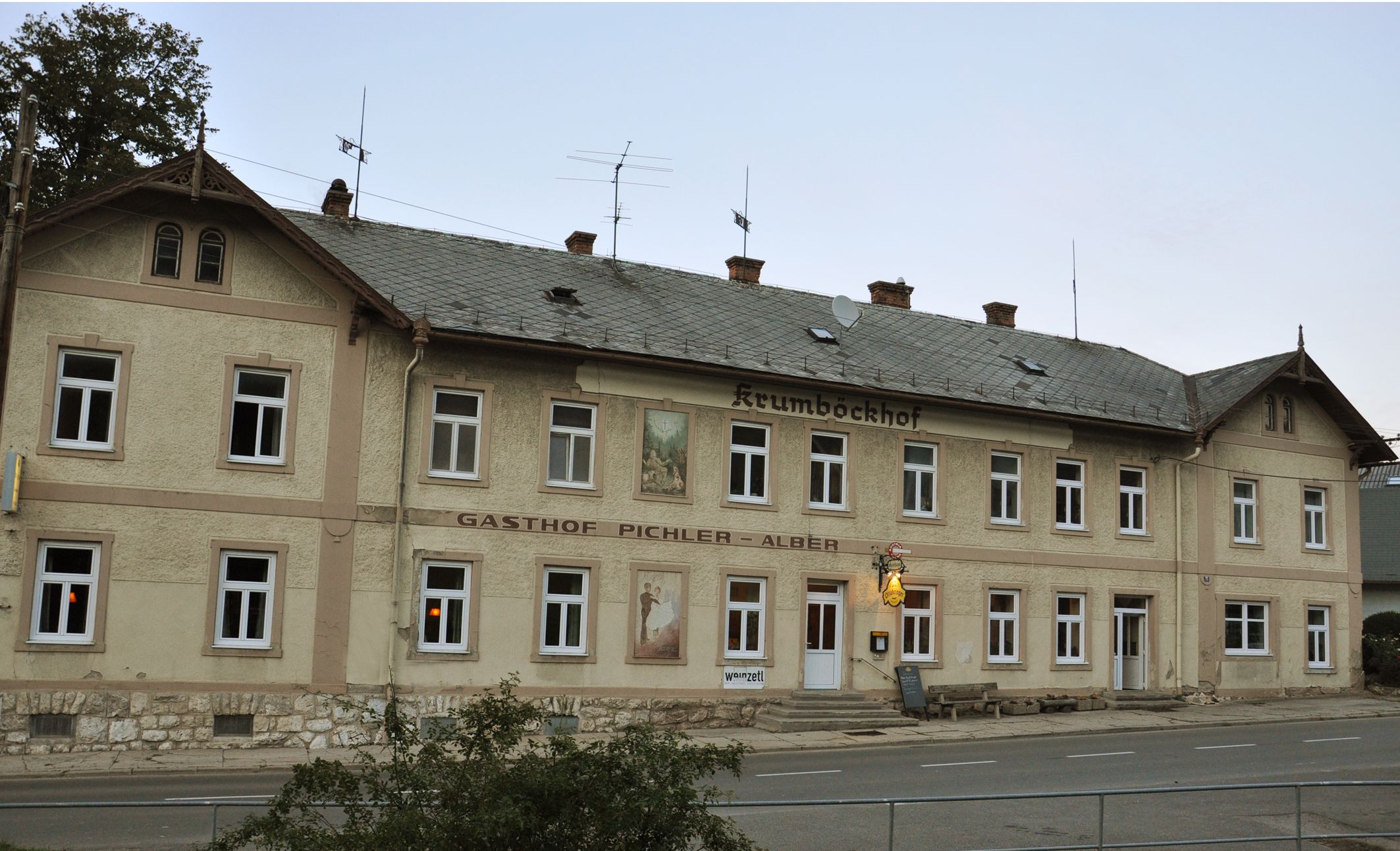 Történelmi épület "Krumböckhof" és "Gasthof Pichler-Alber" felirattal.