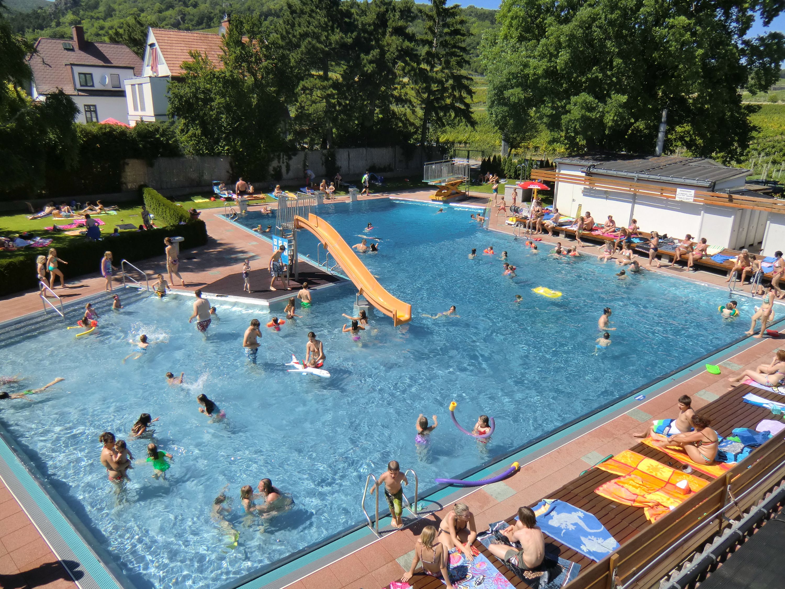 Gumpoldskirchen mezővárosának szabadtéri medencéje