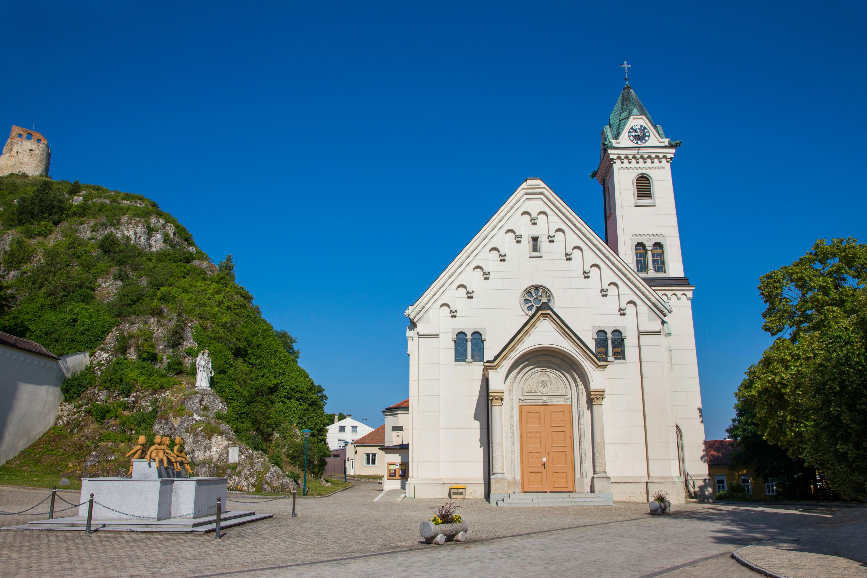 Staatz-i provizori templom, háttérben a vár romjaival.
