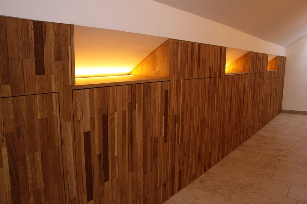 Falburkolatú fal indirekt megvilágítással az előszobában.