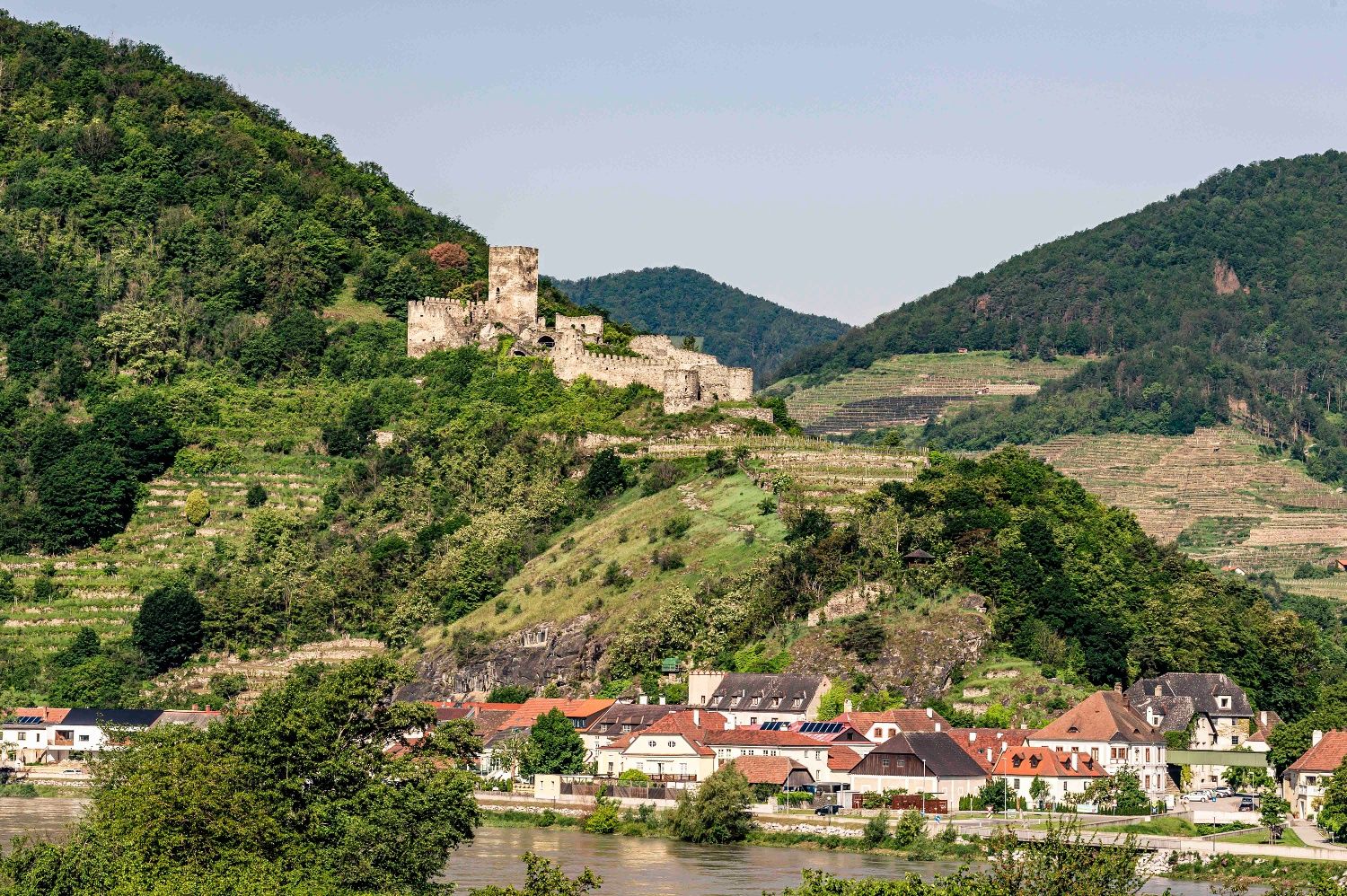 Spitz a hátsó épület romjaival