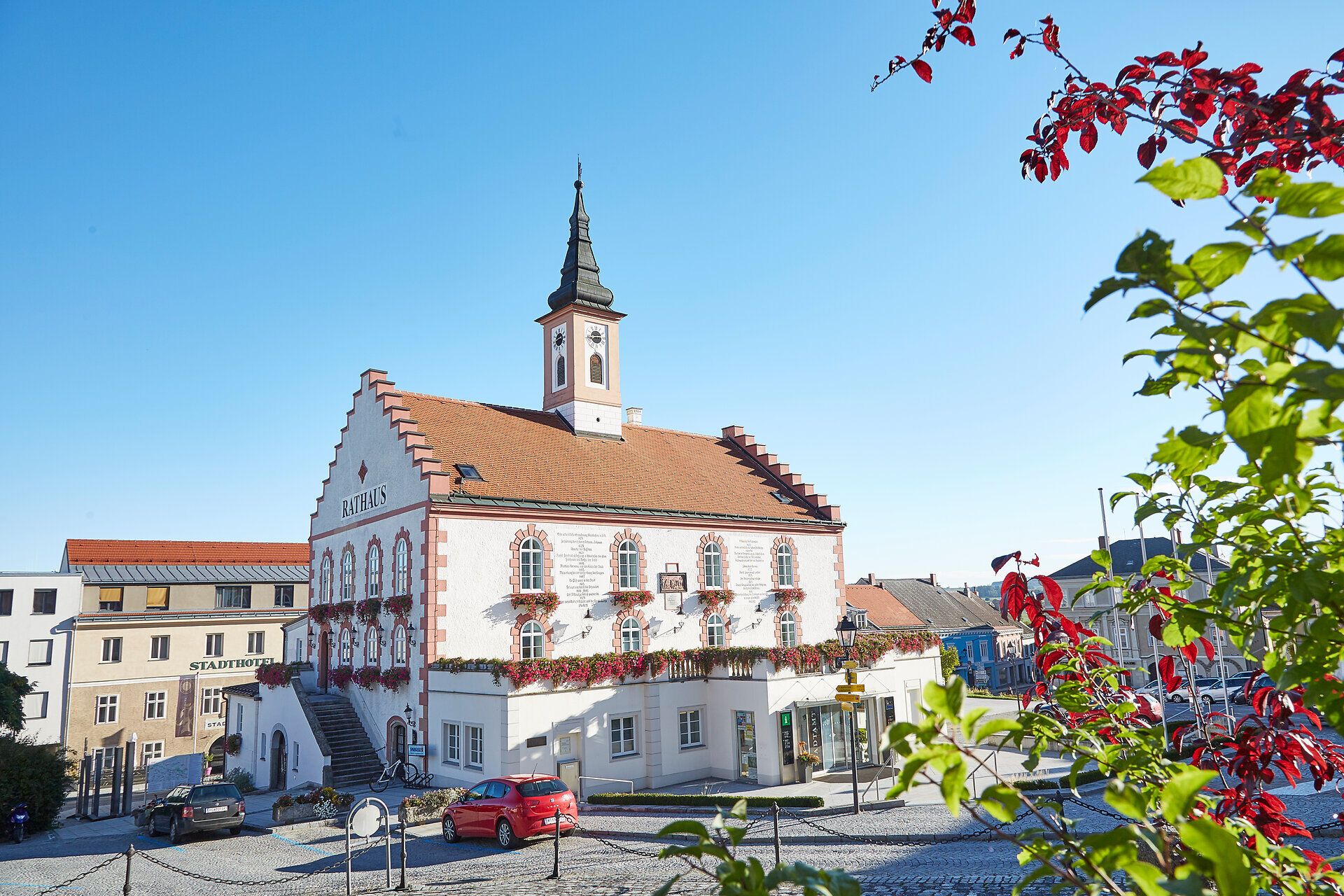 Waidhofen an der Thaya városháza virágzó növényekkel az előtérben.