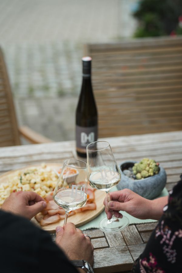 Egy házaspár falatozik.