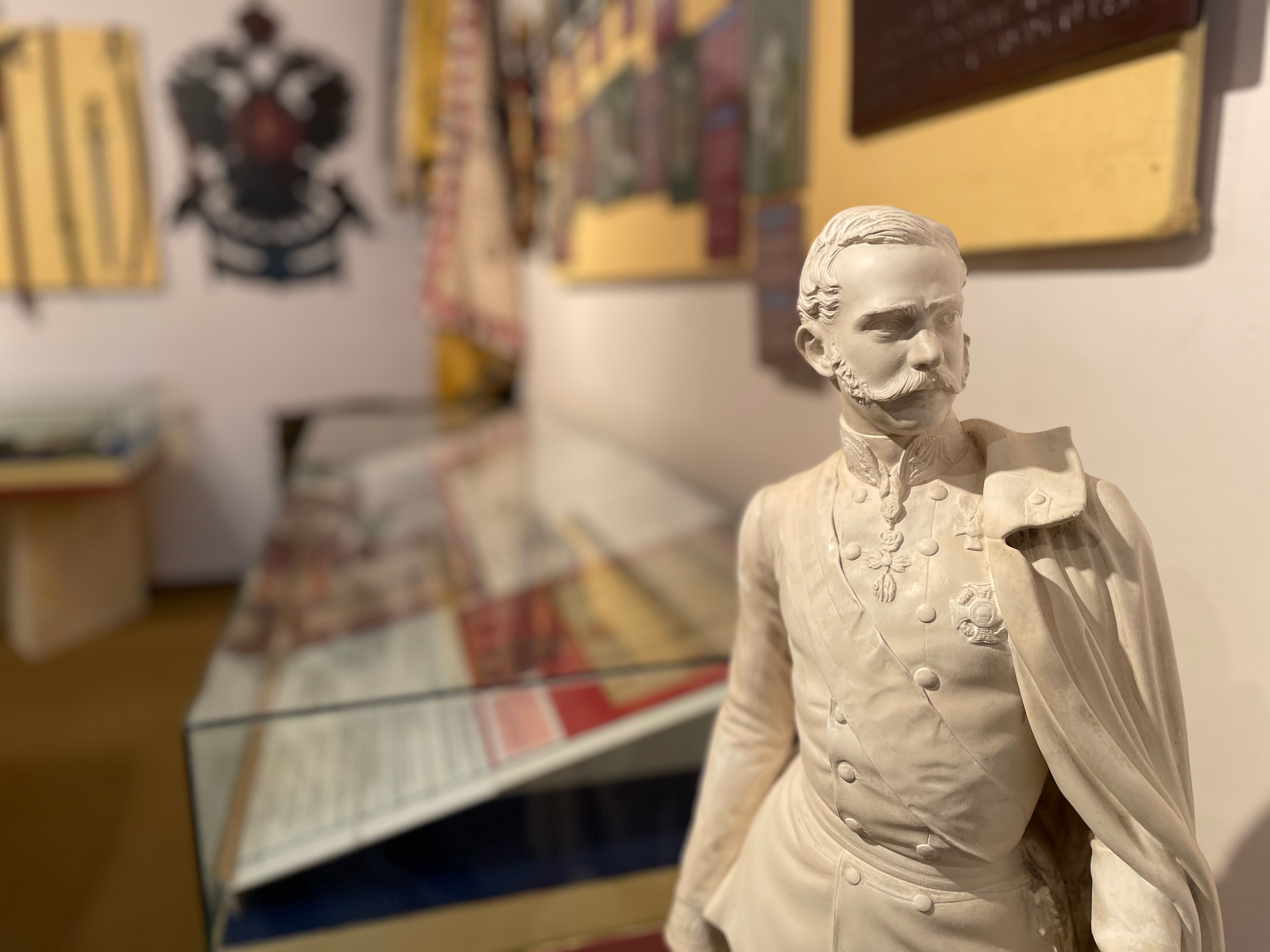 Egy egyenruhás férfi szobra a Persenbeug-Gottsdorfi Helytörténeti Múzeumban.