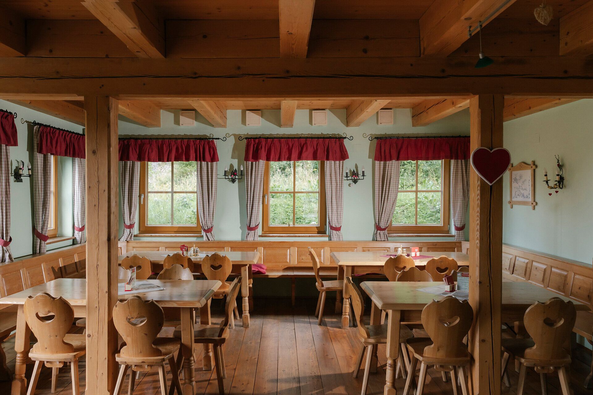 A Hengsthütte vendégterme, faasztalokkal és függönyökkel, a Schneeberg-hegyen