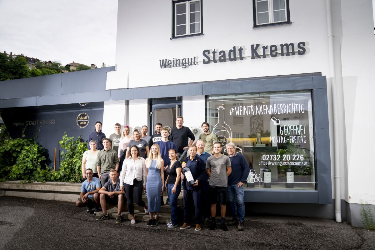 A csapat a pincészet előtt