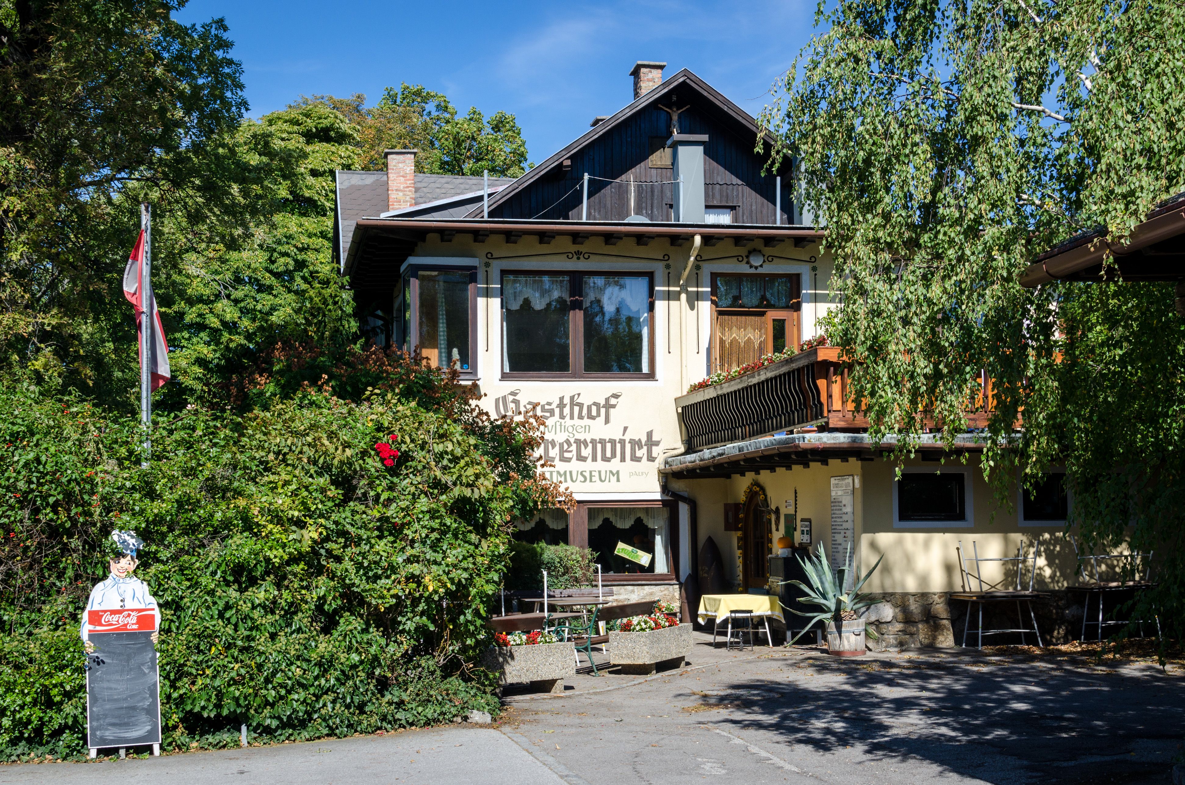 Gasthof Scherrerwirt terasszal és zöld környezettel.
