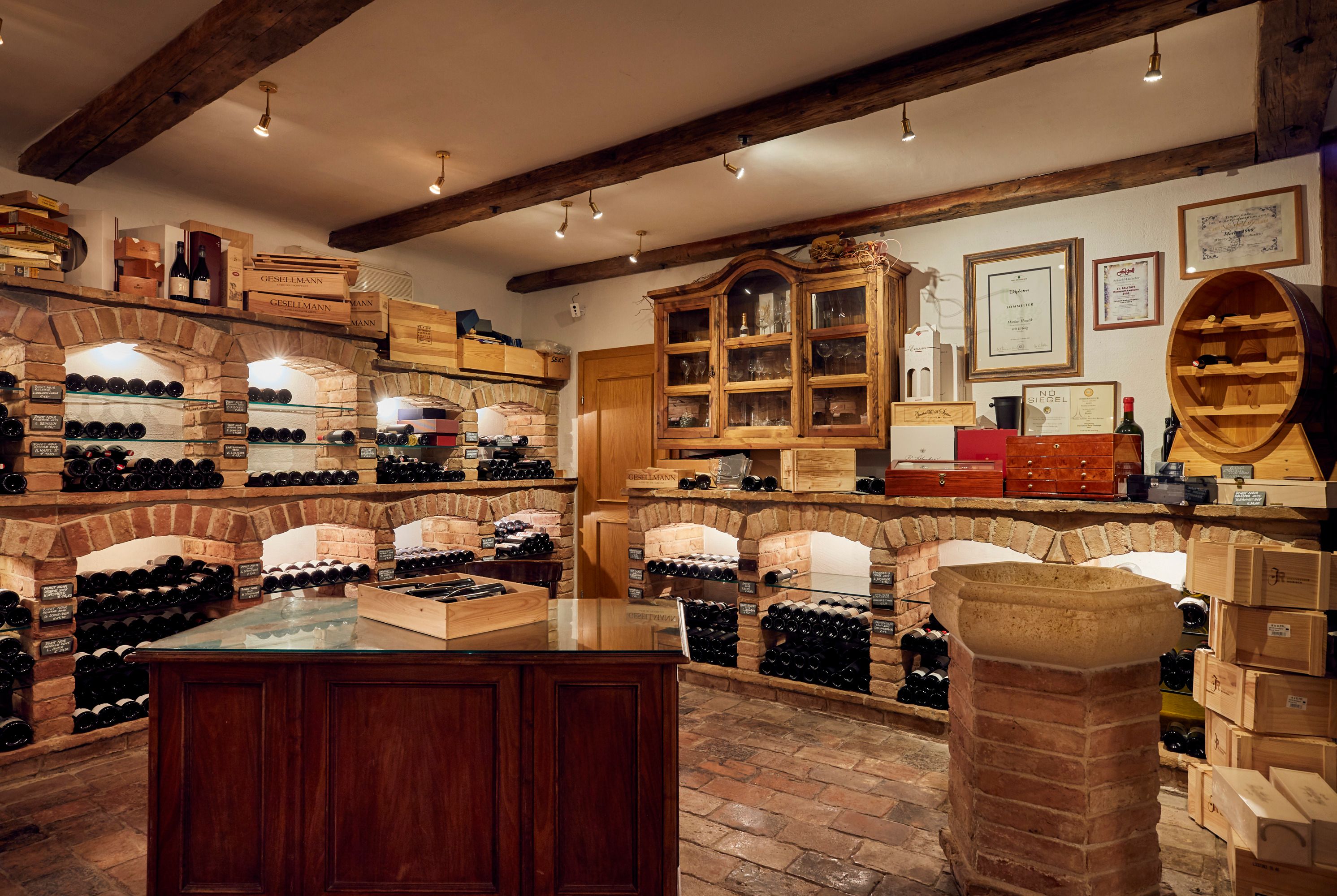 Borospince téglapolcokkal és borosüvegekkel.