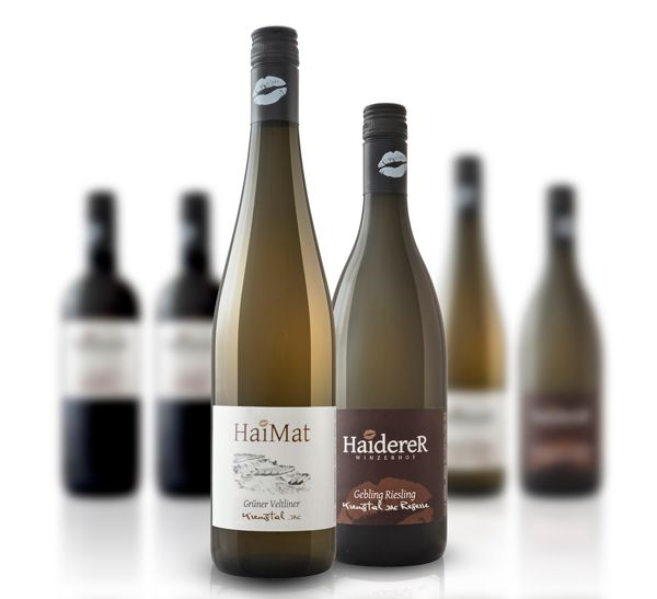 Két borosüveg az előtérben, elmosódott palackok a háttérben.