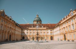 Die majestätische Architektur des Stifts Melk strahlt eine zeitlose Eleganz aus. Umgeben von sanften Hügeln und dem glitzernden Wasser der Donau, lädt dieser Ort dazu ein, die Schönheit der Natur und die Geschichte des Klosters zu genießen.