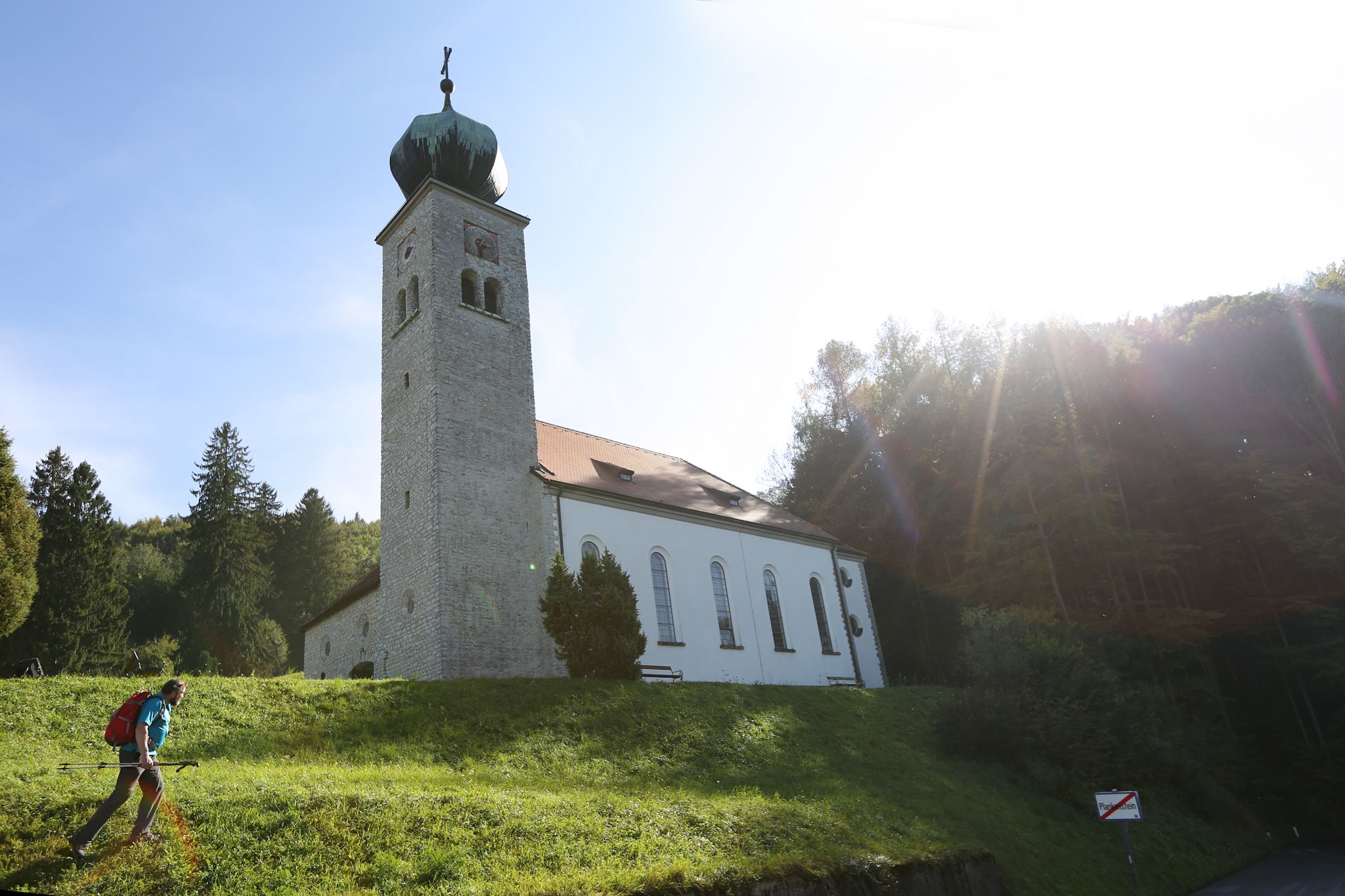 Maria Schnee zarándoktemplom, előtérben túrázó.