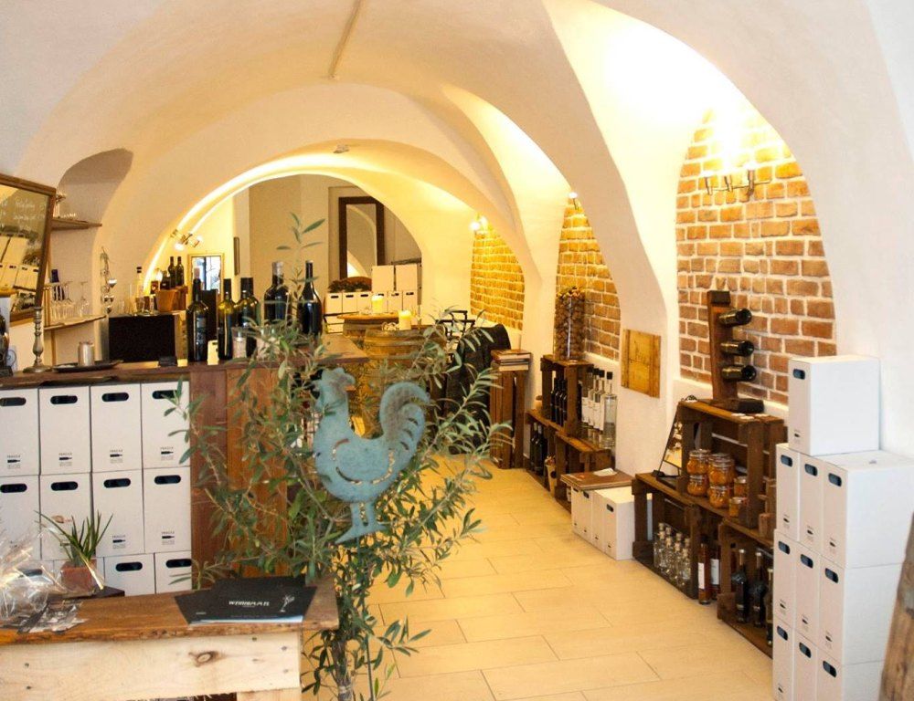 Egy borbár belső nézete téglafalakkal és borosüvegekkel.