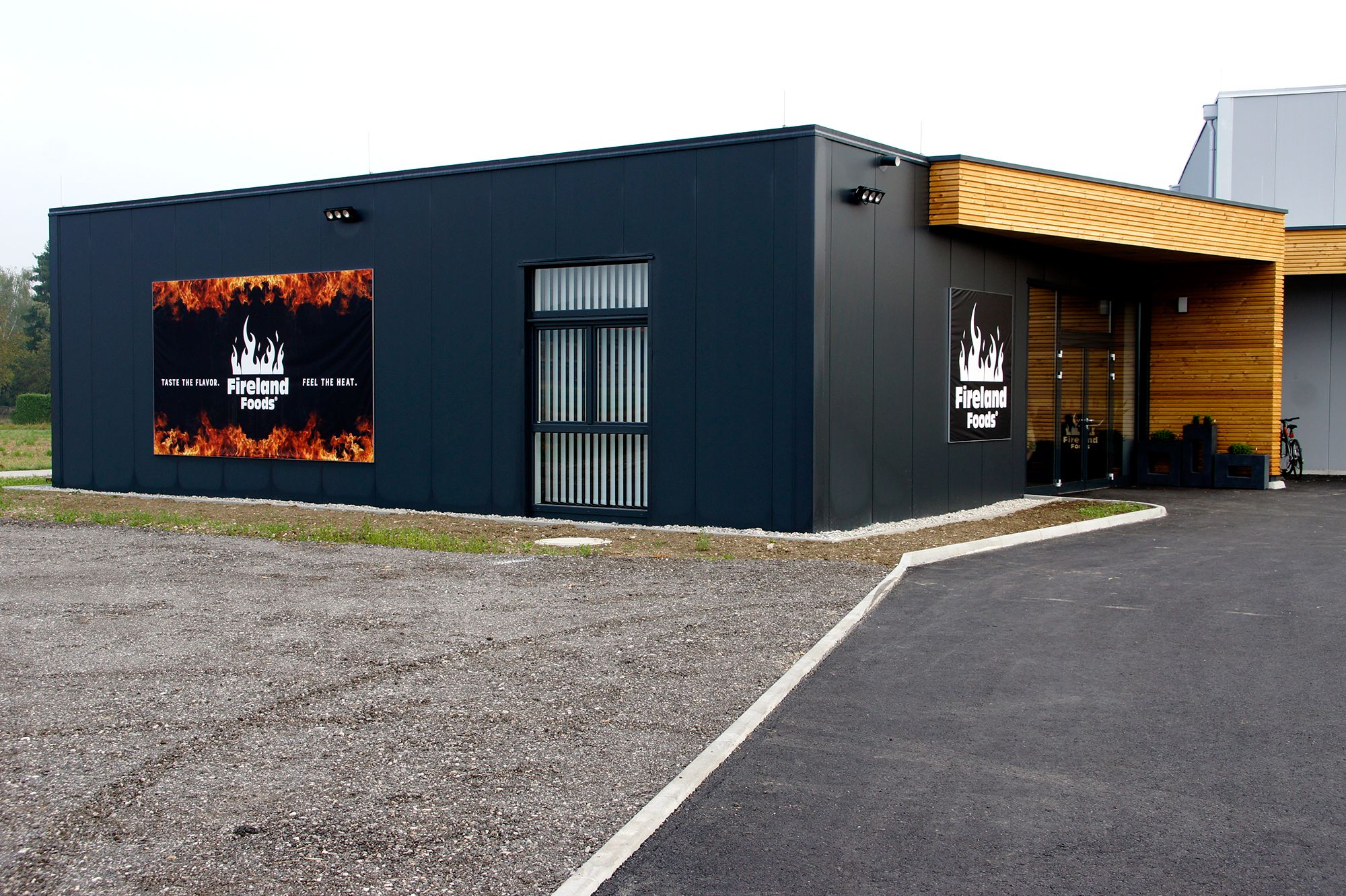 Egy modern épület külső nézete a Fireland Foods logójával és szlogenjével.