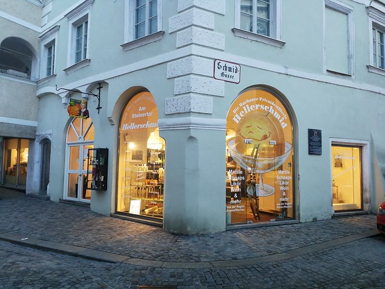 A Hellerschmid nevű üzlet bejárata a régi város egyik utcájában.