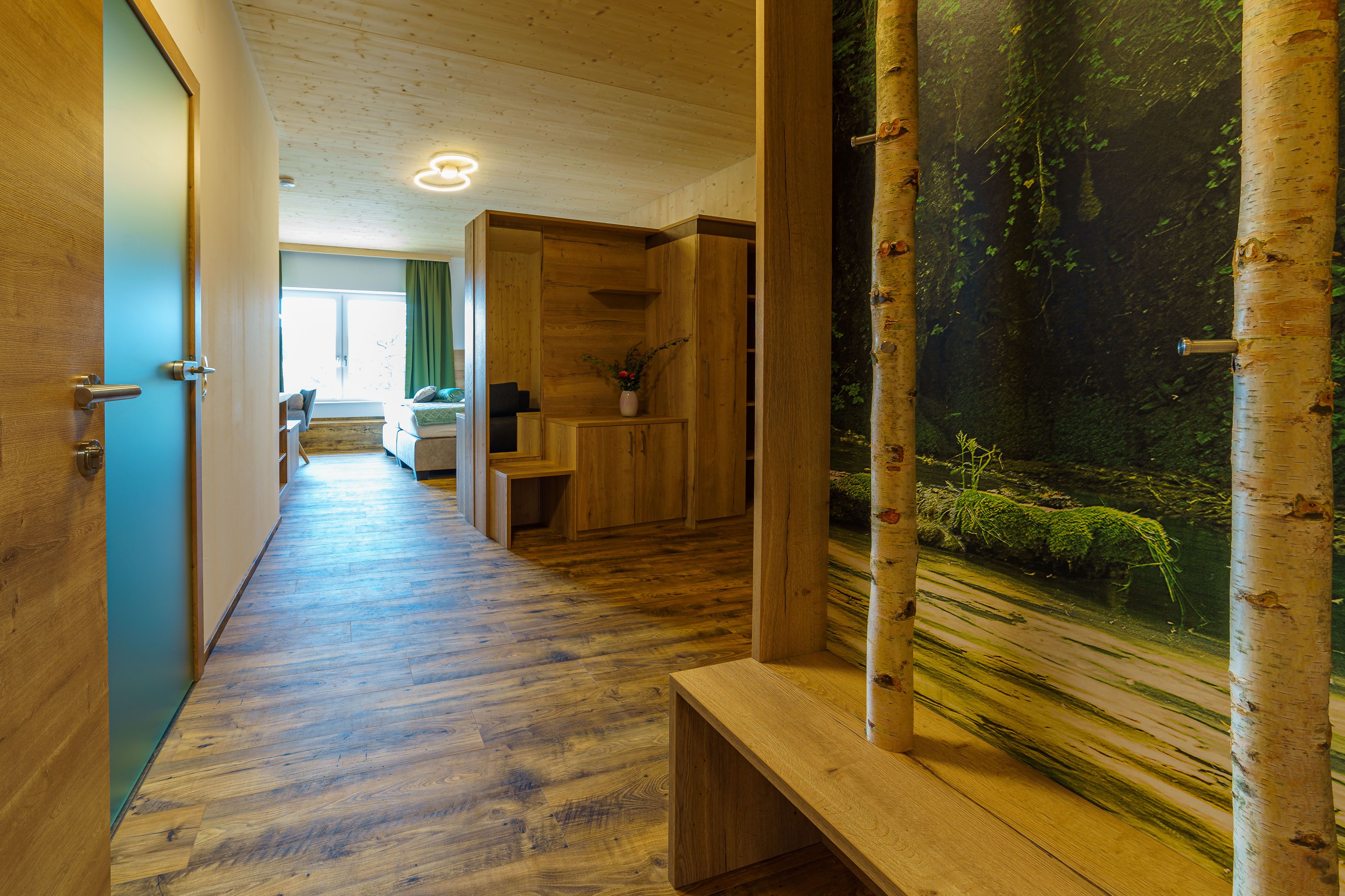 Egy modern lakás belső nézete, fapadlóval, fabútorokkal és nagy ablakkal.