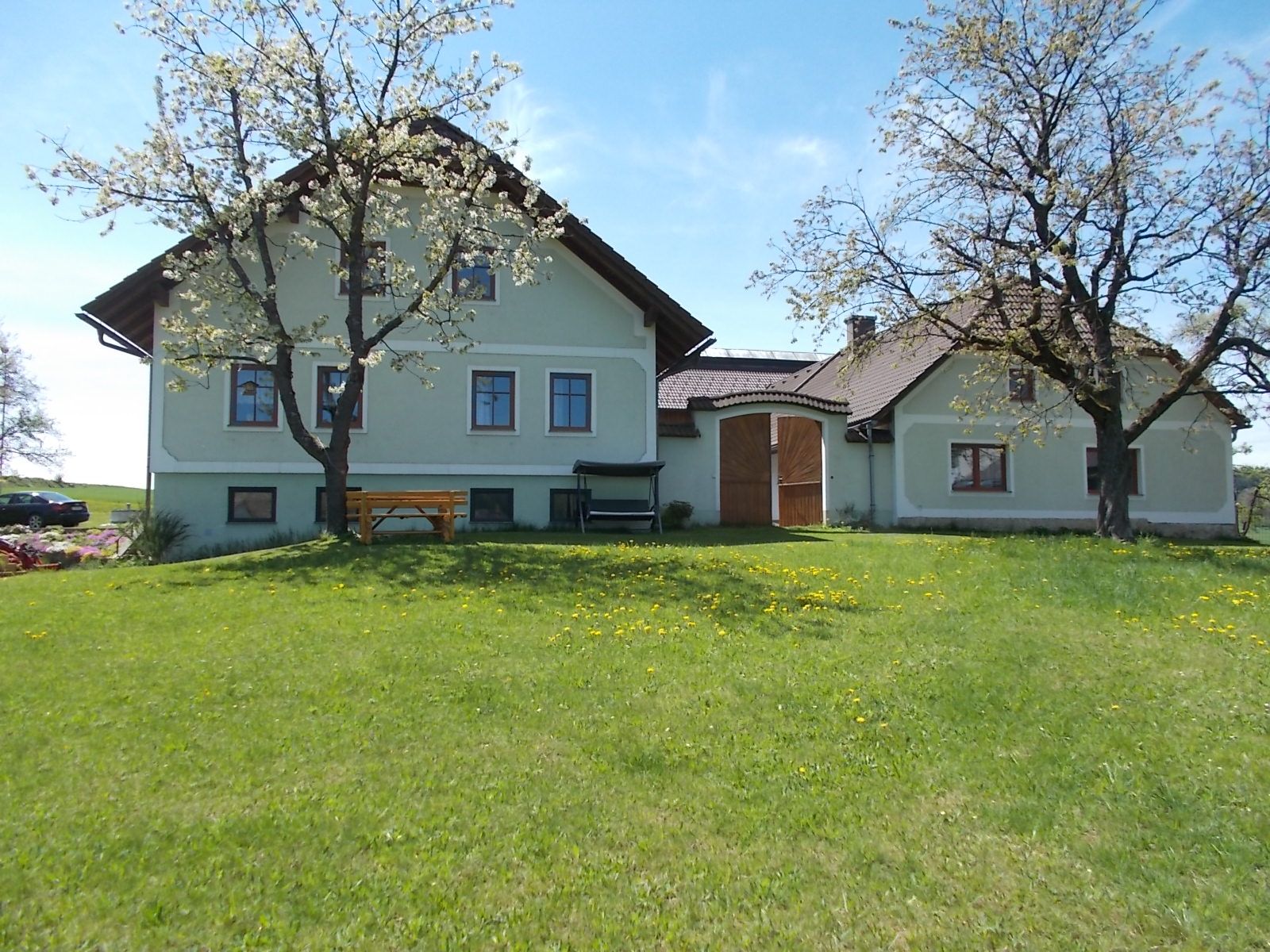 Ház cseresznyefákkal
