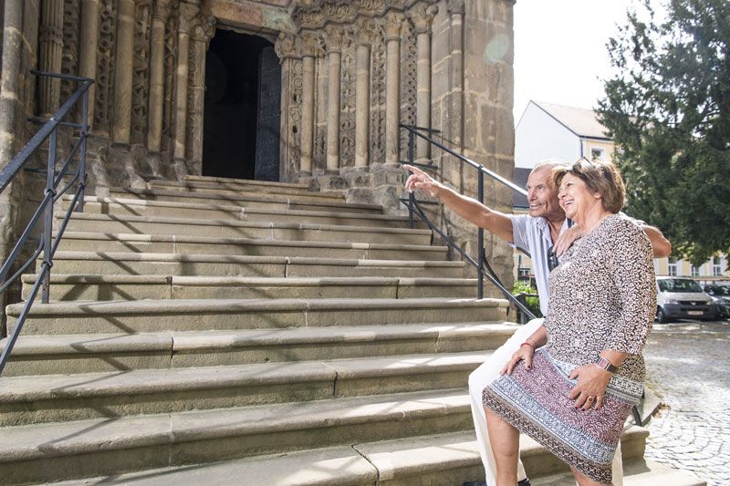 Karner bejárati kapu emberekkel előtte 