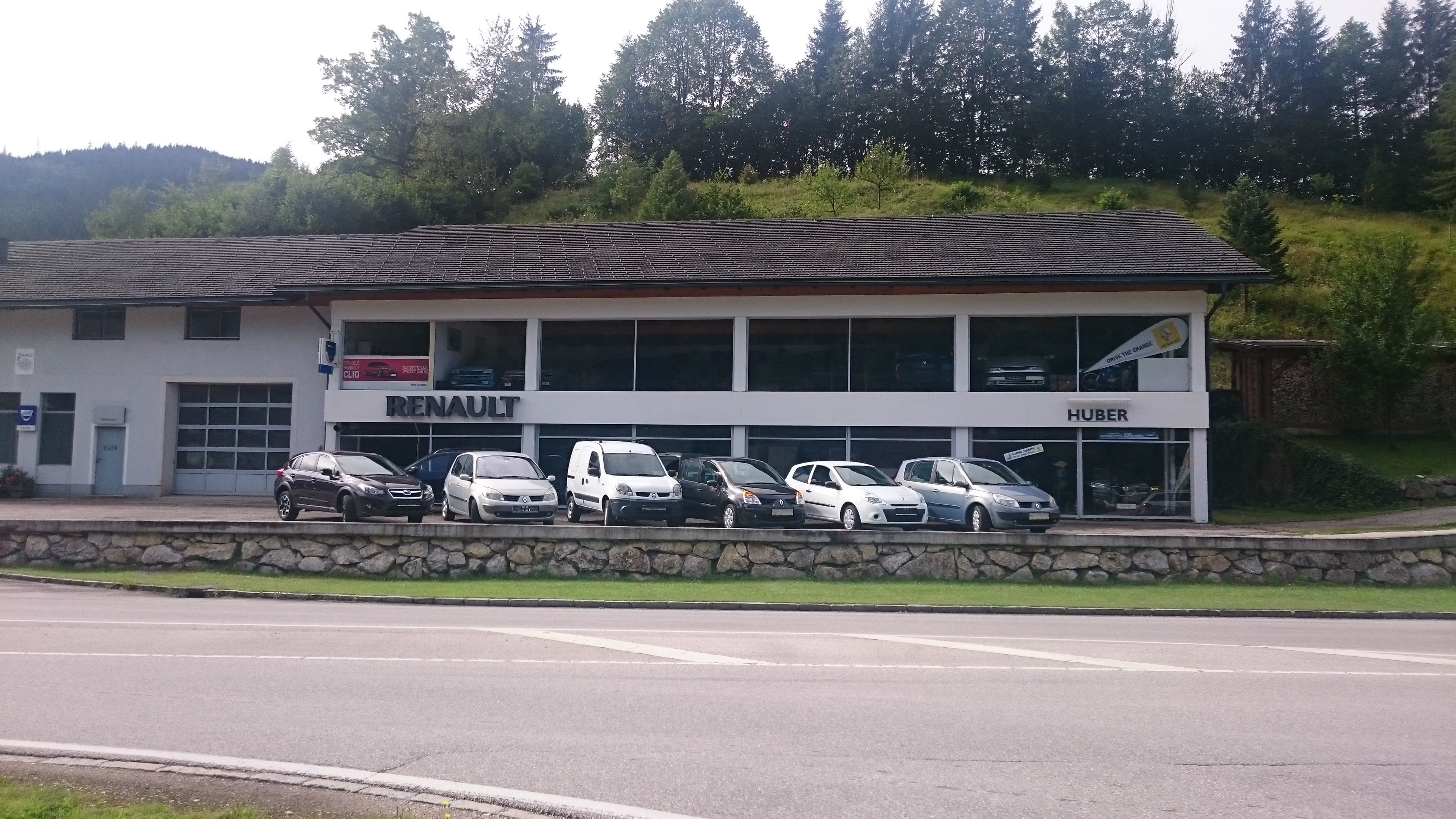 Autohaus Huber Renault logóval és több autóval előtte.
