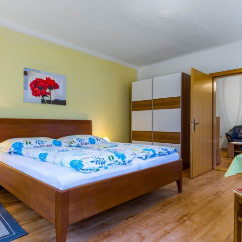 Kétszemélyes ágy kék ágyneművel