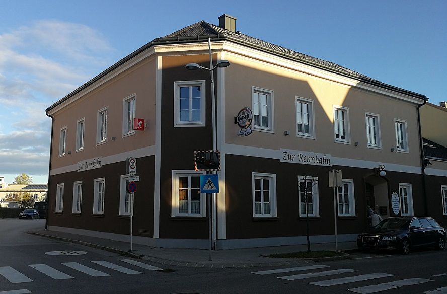 Saroképület a "Zur Rennbahn" felirattal és a Kaiser sör felirattal.